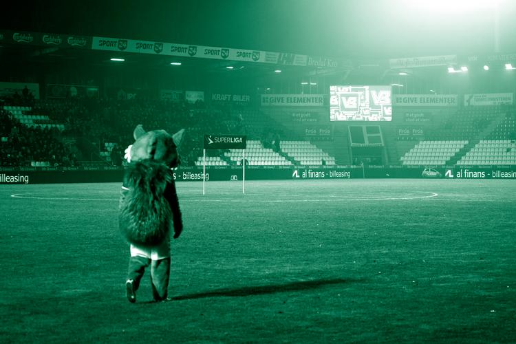 Eigil Egern er maskot for Vejle Boldklub, der er en af Danmark mest traditionsrige og hæderkronede klubber. Folk omkring klubben frygtede, at det ville ødelægge det, hvis den mystiske tysk-tyrker Cagdas Senyürek havde købt Vejle.  