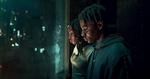 12-årige Benji (th.) kigger ned på en bydel i brand i den fremtidsdystopiske Netflix-film 'The Kitchen'. Foto: Netflix
