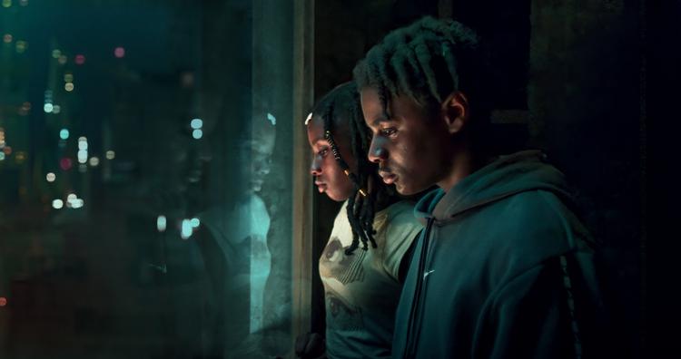 12-årige Benji (th.) kigger ned på en bydel i brand i den fremtidsdystopiske Netflix-film 'The Kitchen'. Foto: Netflix
