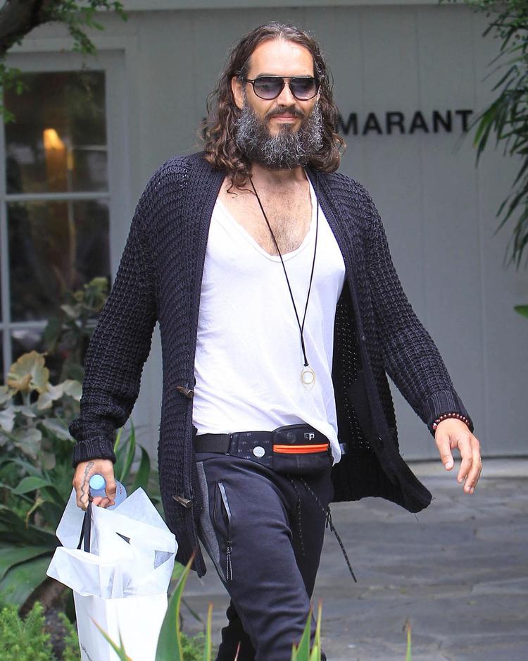  Russell Brands status som spirituel guru fik nogle skår, da han i efteråret 2023 blev beskyldt for seksuelle krænkelser. Dem har han afvist. Og online har han stadig så mange følgere, som var han en af tidens største rockstjerner.  Foto: zz/gotpap/star Max/ipx/Ritzau Scanpix