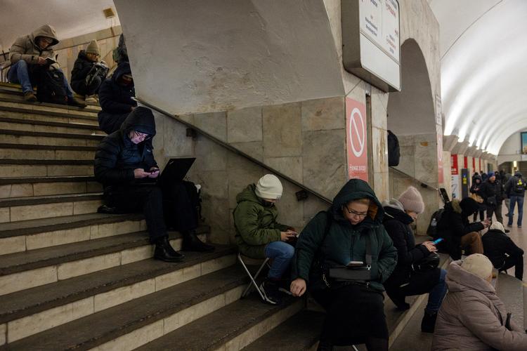 Indbyggere i Kyiv har søgt i ly for angrebene i byens metro-system under jorden. Foto: Thomas Peter/Ritzau Scanpix
