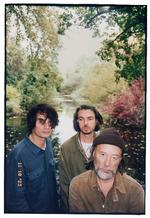 Jonny Greenwood, Tom Skinner og Thom Yorke holder stilen på trioens nye album, 'The Wall of Eyes'. Foto: Pr-foto