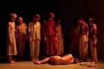 'Køter' havde urpremiere på GöteborgsOperan i 2015, men er nu  med Dansk Danseteater tilpasset dansk mentalitet.   Foto: Catrine Zorn 