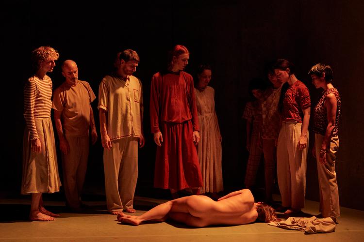 'Køter' havde urpremiere på GöteborgsOperan i 2015, men er nu  med Dansk Danseteater tilpasset dansk mentalitet.   Foto: Catrine Zorn 