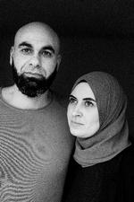 Hassan og Zinab El-Beltagi forsøger ofte at ringe til deres familie i Gaza. På grund af strømafbrydelser er det ikke hver gang, det lykkes.   Foto: Thomas Borberg