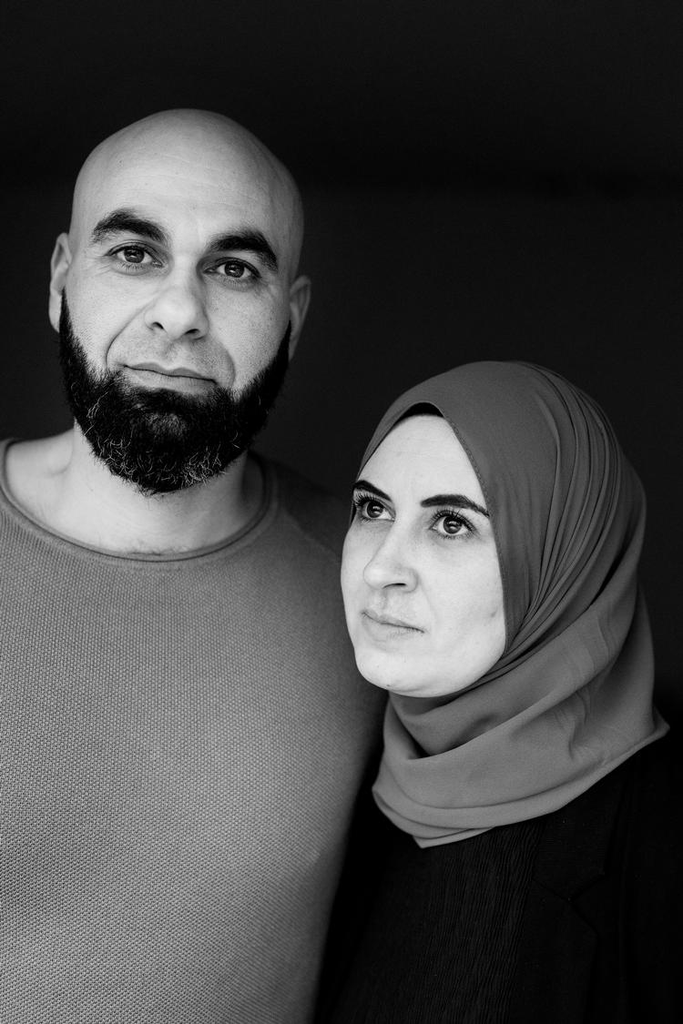 Hassan og Zinab El-Beltagi forsøger ofte at ringe til deres familie i Gaza. På grund af strømafbrydelser er det ikke hver gang, det lykkes.   Foto: Thomas Borberg