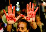 'Tiden løber ud', står der på hænderne af en af deltagerne i en demonstration i Jerusalem for at få de israelske gidsler i Gaza hjem.. Det forhandles i Kairo.
 Foto: Ammar Awad/Ritzau Scanpix
