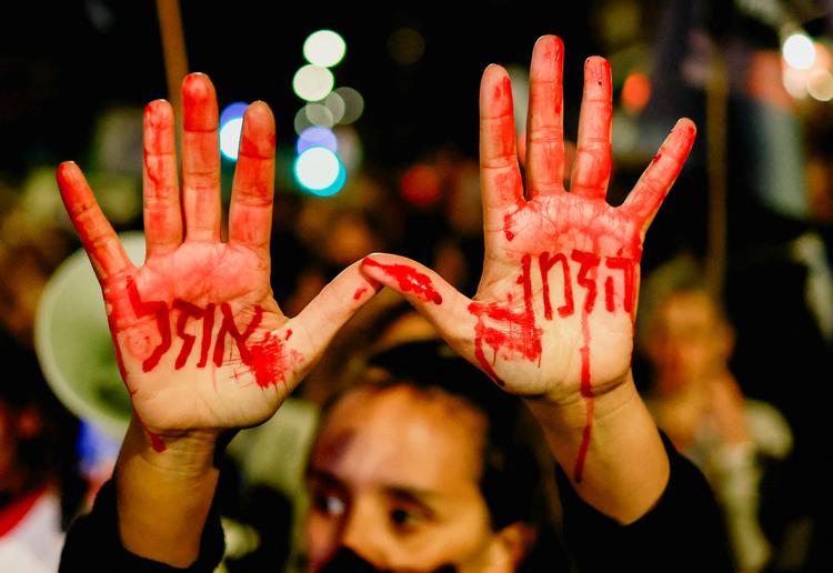 'Tiden løber ud', står der på hænderne af en af deltagerne i en demonstration i Jerusalem for at få de israelske gidsler i Gaza hjem.. Det forhandles i Kairo.
 Foto: Ammar Awad/Ritzau Scanpix