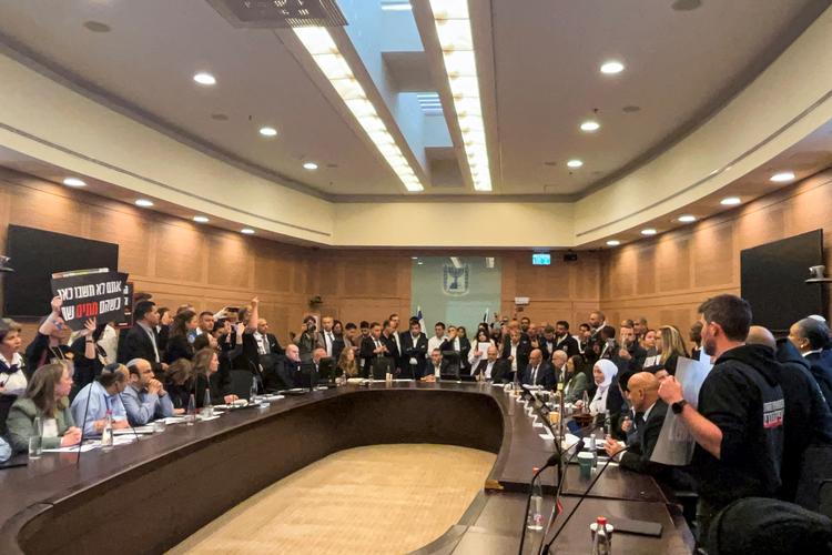 Pårørende til gidslerne, som Hamas stadig holder fanget i Gaza, stormerede knesset og krævede handling for at få dem hjem.  Foto: Steven Scheer/Ritzau Scanpix