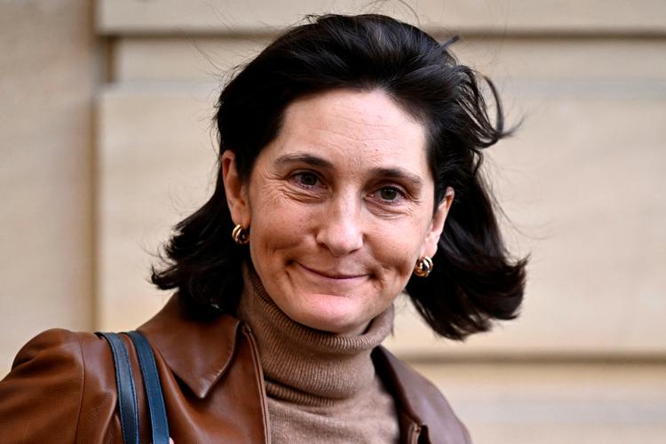 Den franske undervisningsminister Amélie Oudéa-Castéra har overtaget et belastet område: Over hele Frankrig er der lærermangel, lærerne kræver højere løn og bedre arbejdsforhold og vil have færre elever i klasserne. De er blevet lovet bedring af præsidenten og den tidligere (og meget populære) undervisningsminister Gabriel Attal, men endnu er der ikke set forbedringer. Foto: Julien de Rosa/Ritzau Scanpix