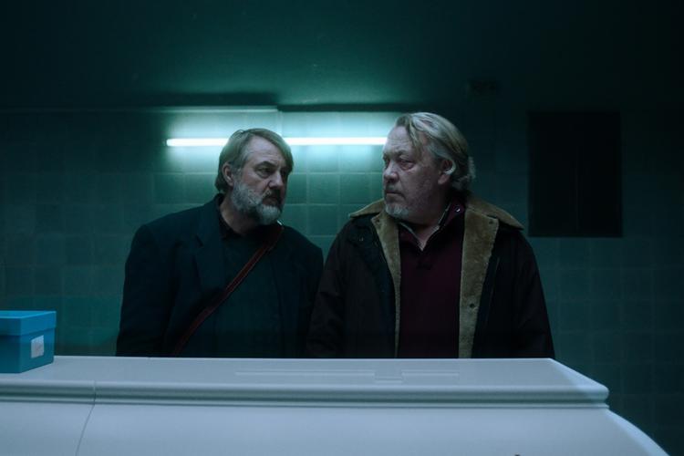 Jens Jørn Spottag (tv.), der spiller Torben, og Leif Andrée (th.), der spiller Karl. 
'Ridder Lykke' er produceret af Jalabert Productions, og den ene af de to producere, Kim Magnusson, har produceret to kortfilm, der tidligere har vundet en Oscar. Foto: Jalabert Production