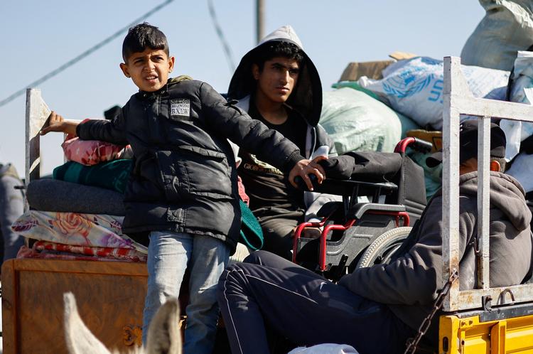 Mere end 1 million mennesker er blevet sendt på flugt inde i Gaza siden krigens begyndelse. Nu flygter flere også fra Khan Younis. Foto: Ibraheem Abu Mustafa/Ritzau Scanpix