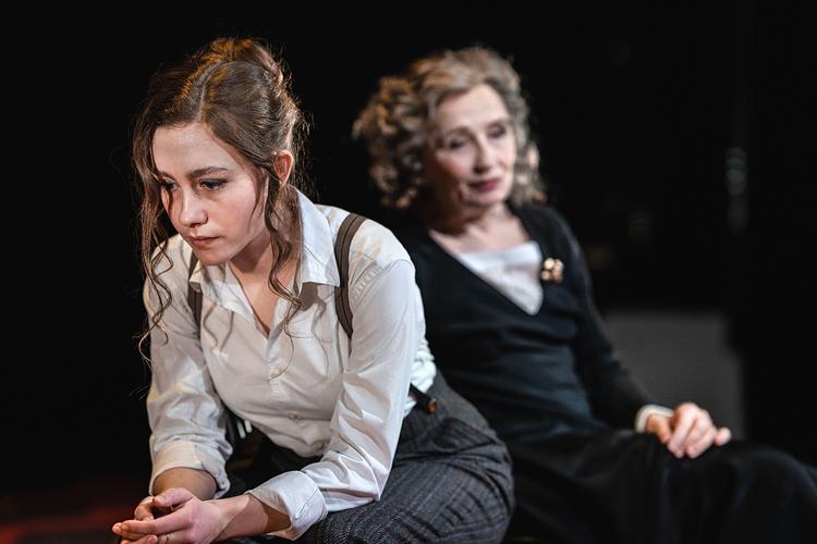 Emilie Kroyer Koppel som Esther og Bodil Jørgensen som hendes mor Sara Levin. Foto: Camilla Winther