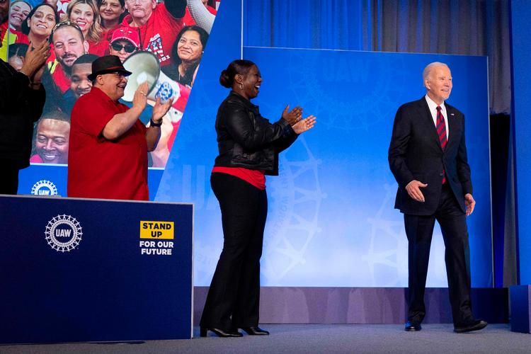 Joe Biden ankommer et hyldestmøde i landets største fagforening for bilfabriksarbejdere, UAW. Foto: Saul Loeb/Ritzau Scanpix