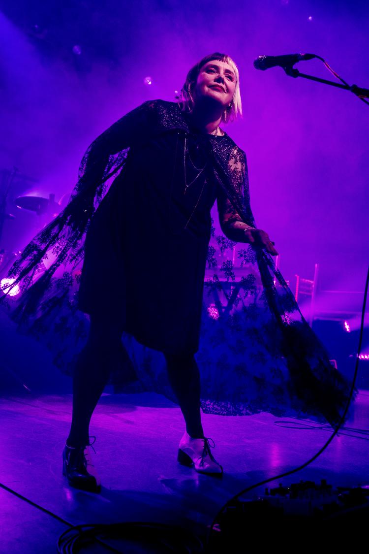 Rachel Goswell fra Slowdive der spillede en udsolgt ekstrakoncert i Store Vega i København onsdag aften. Foto: Jacob Ehrbahn