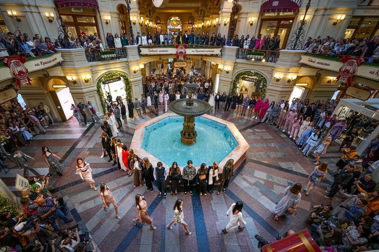 Modeller på catwalken i et russisk luksusstorcenter i Moskva. Mange varer fra EU ender fortsat i Rusland trods sanktioner, mener to eksperter, Politiken har talt med. Foto: Alexander Zemlianichenko/Ritzau Scanpix