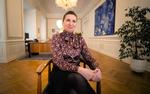Nuværende statsminister Mette Frederiksen fortæller smilende om, hvordan hun har måttet kæmpe med dronningens gravhund om en bestemt stol under referatmøder.  Foto: Sebastian Surel