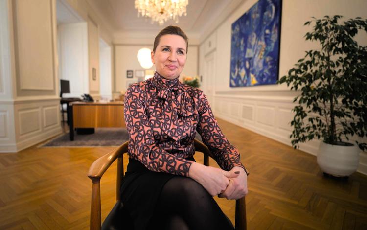 Nuværende statsminister Mette Frederiksen fortæller smilende om, hvordan hun har måttet kæmpe med dronningens gravhund om en bestemt stol under referatmøder.  Foto: Sebastian Surel