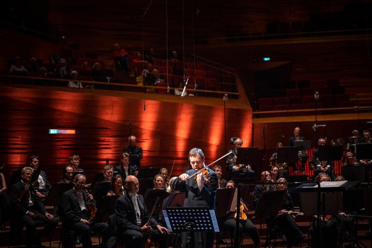 Frank Peter Zimmermann har indspillet Stravinskys violinkoncert. Her er han fotograferet, da han i 2020 var solist med DR Symfoniorkestret. Foto: Jesper Houborg