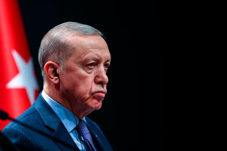 Tyrkiets præsident, Recep Tayyip Erdogan, har med sin underskrift gjort parlamentets beslutning om at godkende Sverige som nyt Nato-land endelig. Foto: Adem Altan/Ritzau Scanpix