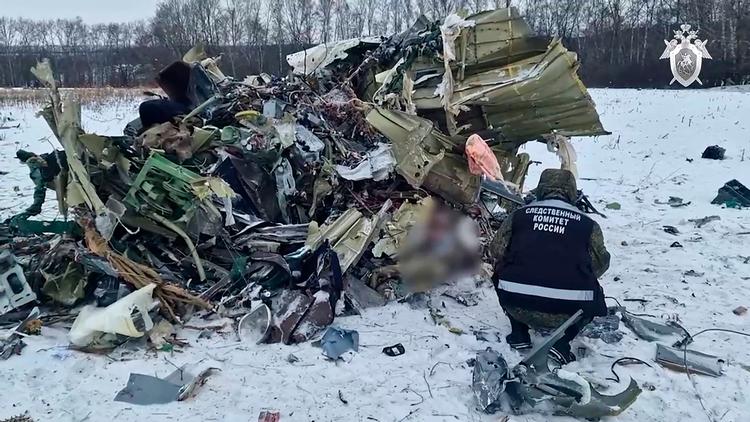 Ifølge Rusland befandt der sig 74 personer om bord, som alle meldes dræbt i styrtet. Heraf skal 65 have været ukrainske krigsfanger. Det er ikke umiddelbart muligt at få verificeret oplysningerne fra uafhængig side, og Ukraine nægter at have skudt flyet ned.  Foto: Handout/Ritzau Scanpix