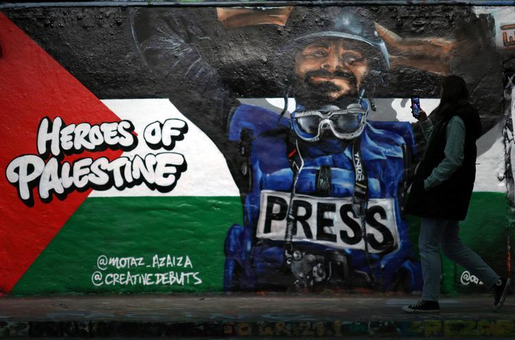 Et vægmaleri af Motaz Azaiza malet af Barny Zadok i Leake Street i London. Foto: Hannah Mckay/Ritzau Scanpix