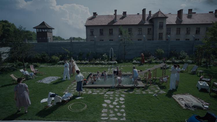 Jonathan Glazer optog filmen nær den oprindelige kommandantvilla i Auschwitz, for at stedets vægt kunne sive ind i den endelige film. 