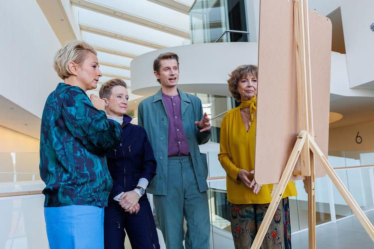 Hvad er det, de kigger på, de tre dommere og tv-værten? Kunne de sige det, som det er? Foto: 
Sille Serup