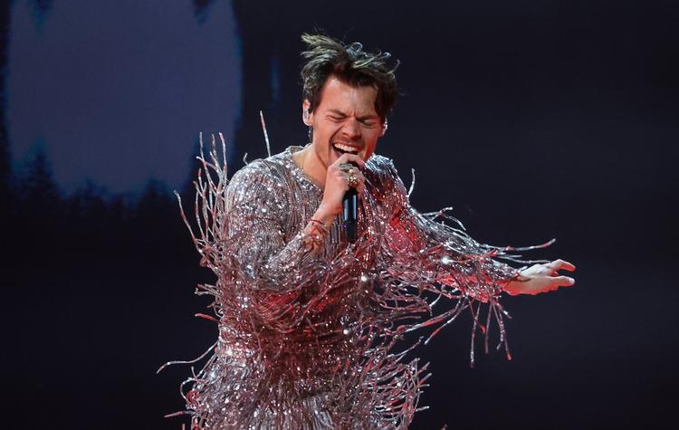 Han er ikke bange for tøj, eller kostumer rettere, der er queer og kønsflydende. Harry Styles er påfuglen, der sidst af alt skammer sig over sig selv. Billede fra Grammy Awards 2023. REUTERS/Mario Anzuoni   Foto: Mario Anzuoni/Ritzau Scanpix
