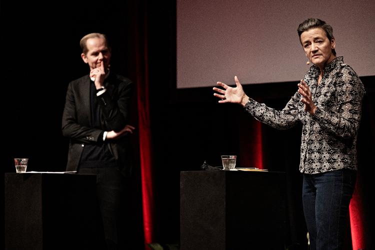 Christian Jensen og Margrethe Vestager på scenen ved et Politiken læser- arrangement i Pressen, hvor der blandt andet blev diskuteret en udvidelse af EU, højrefløjens fremmarch, krig i Europa og et muligt comeback til dansk politik. Foto: Jacob Ehrbahn