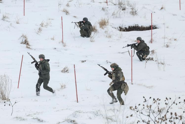 Ukrainske soldater på øvelse i Sumy-regionen, hvor et søskendepar meldes dræbt af russisk sabotagegruppe. Foto: Gleb Garanich/Ritzau Scanpix