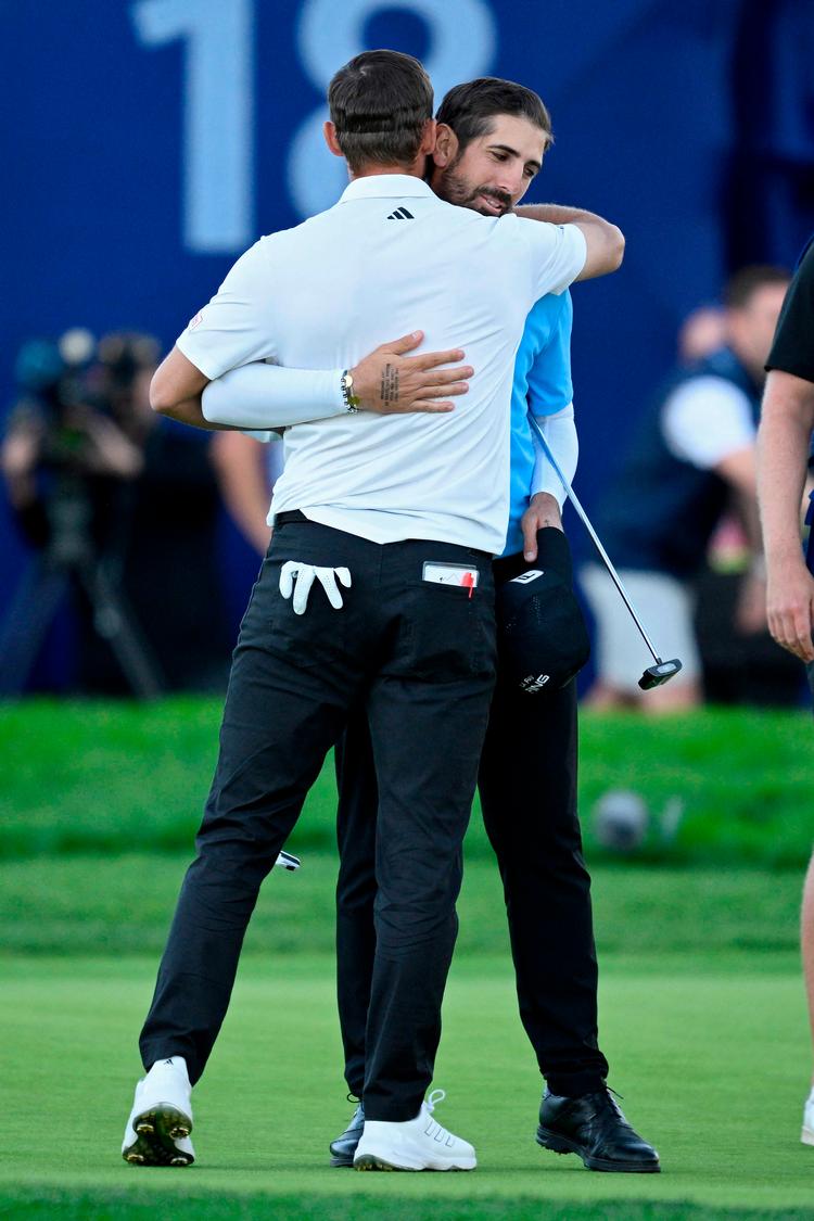 Nicolai Højgaard lykønsker Matthieu Pavon med sejren ved Farmers Insurance Open i San Diego. Foto: Orlando Ramirez/Ritzau Scanpix