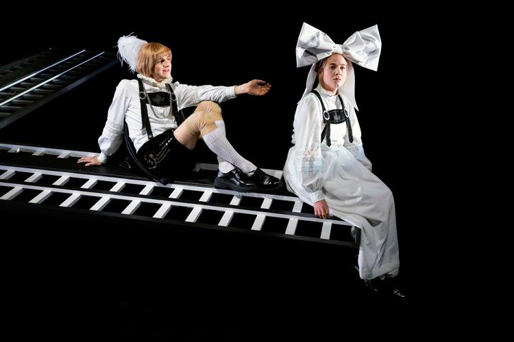 Smukt og strengt minimalistisk fremtræder ’Grimm’-universet i skærende sort-hvid, tro mod eventyrets basale, skarpe snit mellem ondt og godt (Anton Hjejle og Freja Klint Sandberg)- Foto: Sara Galbiati. Foto: Sara Galbiati