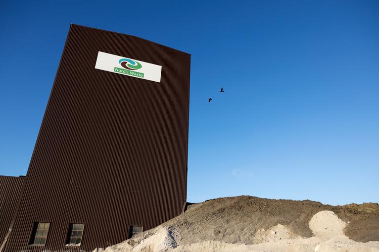 Hvem skal betale for en af danmarkshistoriens største miljøkatastrofer, hvor millioner tons forurenet jord skrider mod landsbyen Ølst og Alling Å? Foto: Thomas Borberg