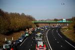 Franske landmænd var også på gaden i går, hvor de blandt andet blokerede denne motorvej med traktorer ved Beauvais nogle hundrede kilometer nord for Paris.  Foto: Julien de Rosa/Ritzau Scanpix