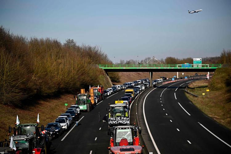 Franske landmænd var også på gaden i går, hvor de blandt andet blokerede denne motorvej med traktorer ved Beauvais nogle hundrede kilometer nord for Paris.  Foto: Julien de Rosa/Ritzau Scanpix