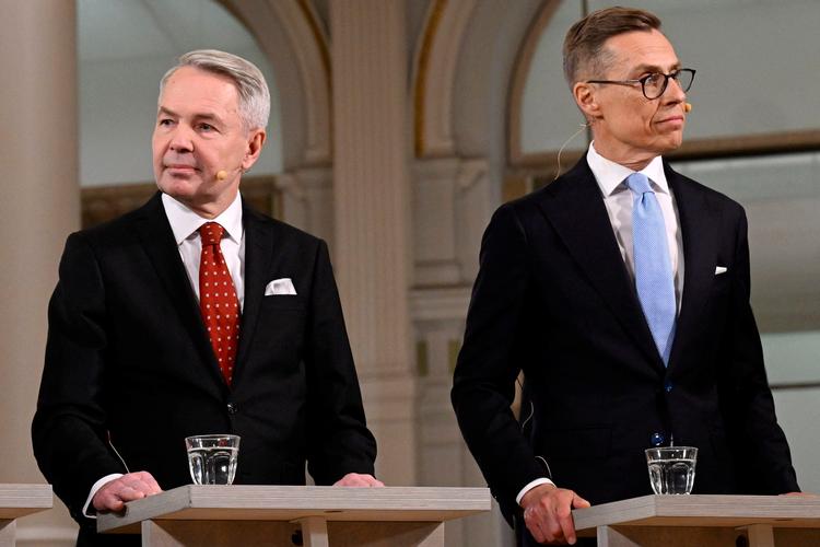 Den tidligere finske udenrigsminister Pekka Haavisto (til venstre) kæmper med den tidligere finske statsminister Alexander Stubb (til højre) om at blive ny finsk præsident.  Foto: Markku Ulander/Ritzau Scanpix
