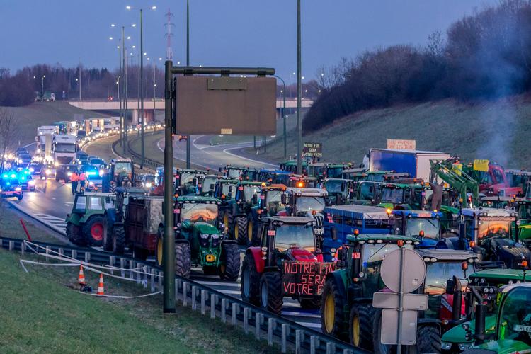 Vrede franske landmænd kørte i går deres traktorer ud på motorvejen på grænsen til Belgien i protest mod den franske regering.  Foto: Julien Warnand/Ritzau Scanpix