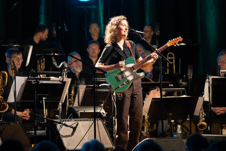 Singersongwriteren Ginne Marker er måske nok i jazzpolitiets søgelys, fordi hun tillader sig at krydse omkring i sit eget musikalske univers. Men hun både synger og spiller fremragende.  Foto: Nicolas Futtrup