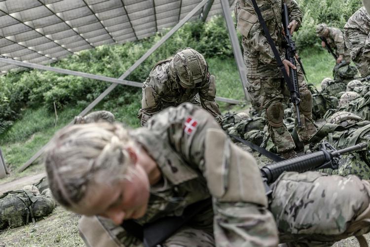 I 2015 indførte Norge værnepligt for kvinder, og det har grundlæggende været en »succes«, lyder det. Her er det en dansk kvinde, der har benyttet sig af sin værneret på Livgardens kasserne i Høvelte.   Arkivfoto Aleksander Klug