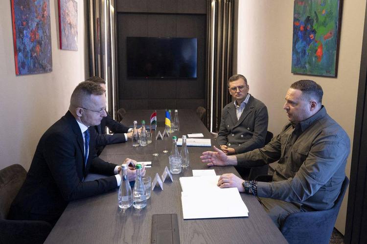Ukraines udenrigsminister, Dmytro Kuleba, og Volodymyr Zelenskyjs stabschef, Andrij Jermak, tager imod Ungarns udenrigsminister, Peter Szijjarto, i Ukraines hovedstad, Kyiv.  Foto: Ukrainian Presidential Press Ser/Ritzau Scanpix