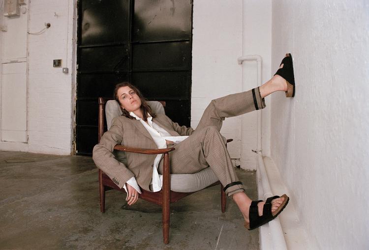 Britiske Marika Hackman har en særlig evne til at skrive bramfri og følsomme sange, der er godt selskab. Foto: PR