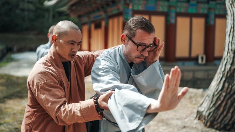 Hvis ikke det var for tv-vært Adam Duvå Hall, ville 'Shaolin' være kammet helt over i andægtighed. Foto: Andre Blinkilde/TV 2