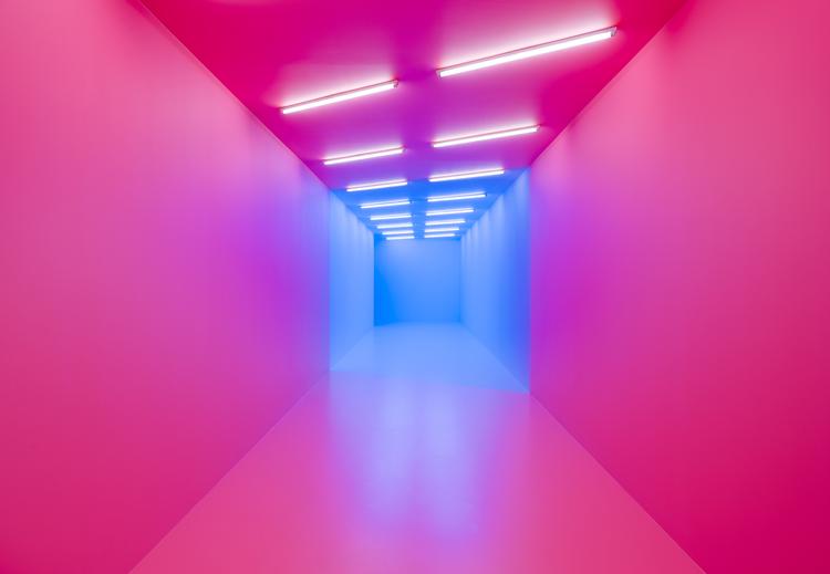 I værket 'pink-blue' lader Kapwani Kiwanga beskueren bevæge sig gennem beroligende pink og den slags blåt lys, der skjuler blodårerne. Foto: David Stjernholm