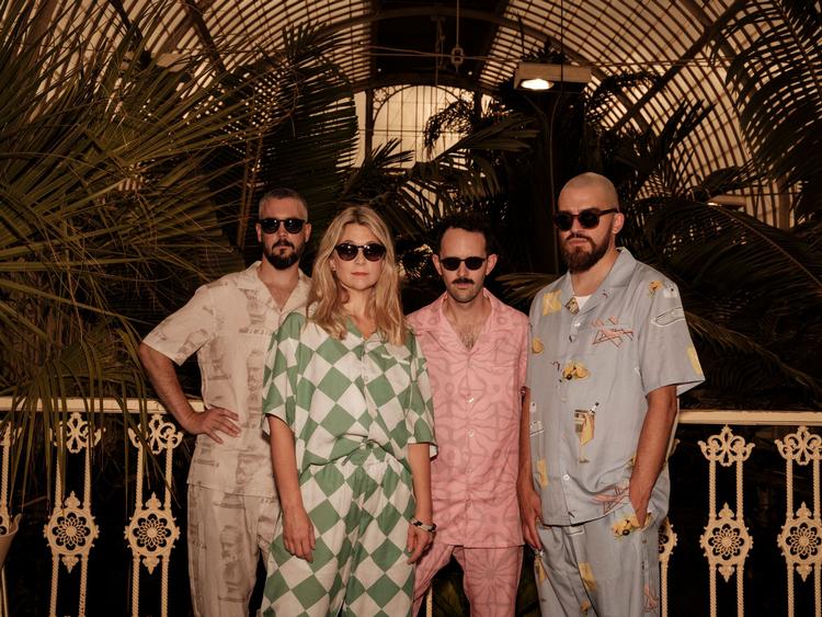 Dina Ögon har lyttet til den store verdens musikalske rødder og skabt noget umiskendeligt svensk ud af det. Og med sanger Anna Ahnlund i front kan man ikke andet end at blive glad. Foto: Playground pr v. Kenta