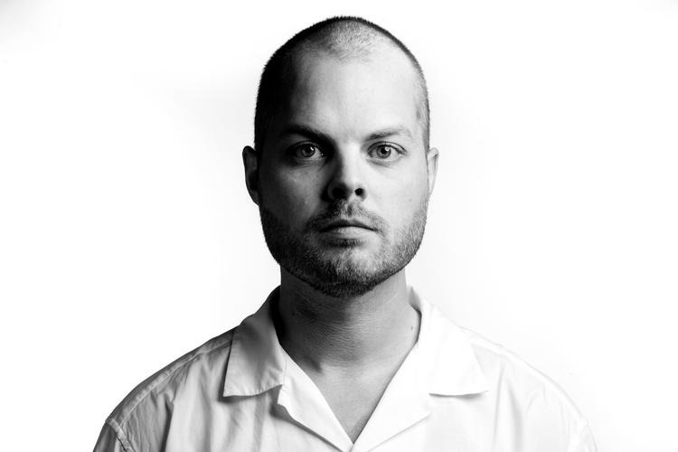 Andreas Kønig er redaktør for indholdsudvikling og nyhedsbreve og »tilhører selv den privilegerede gruppe mennesker omkring 30-40 år, der har det tilfælles, at vi alle har fuldstændig håbløst ondt af os selv og ikke helt kan finde ud af, hvordan vi skal holde op med at have det«, skriver han i denne klumme. Foto: Martin Lehmann