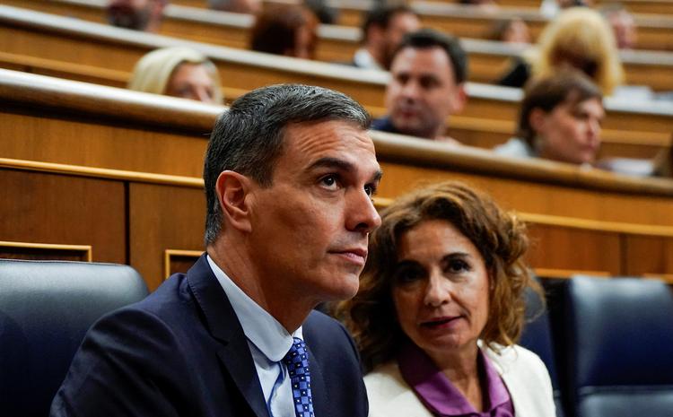 Spanien ministerpræsident, Pedro Sánchez, viceministerpræsident, Maria Jesus Montero, kunne se lovforslaget om amnesti til catalanske separatister blive nedstemt i parlamentet. Foto: Ana Beltran/Ritzau Scanpix