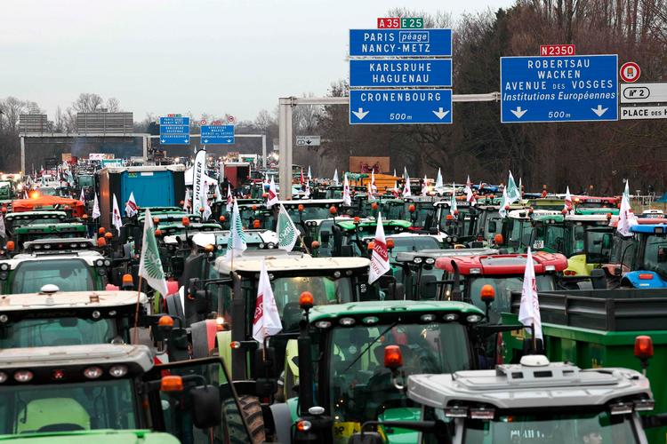 Landmændene i Frankrig protesterer mod strenge miljøkrav, som de mener går længere end EU-lovgivningen, bl.a. omkring brug af pesticider. Men også imod for lav løn, over billig import af landbrugsvarer fra eksempelvis østeuropæiske lande og Ukraine, som presser dem på deres indkomst. De arbejder 10-15 timer om dagen, og de mener ikke, at de tjener nok. 
 Foto: Frederick Florin/Ritzau Scanpix