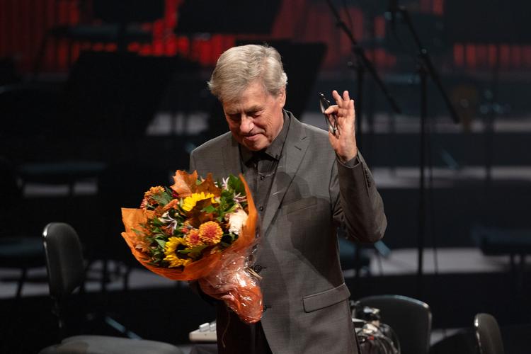 Paul Hillier fotograferet, da han i oktober dirigerede Theatre of Voices og American Contemporary Music Ensemble i DR Koncerthuset. Foto: Finn Frandsen