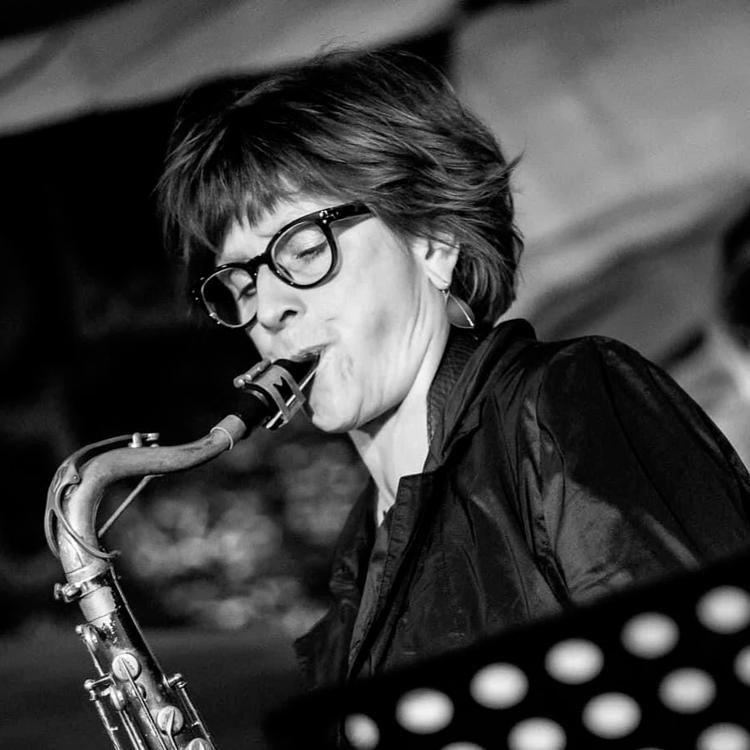 Saxofonisten Pernille Bévort er kommet vidt omkring, siden hun blev udklækket fra Rytmekons. Foto: Jessica Arneback